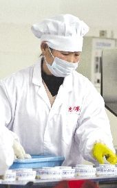 工人正在对餐具进行消毒